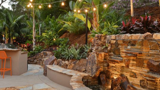 Bezauberndes Ambiente: Lampen mit orangefarbenen Schirmen