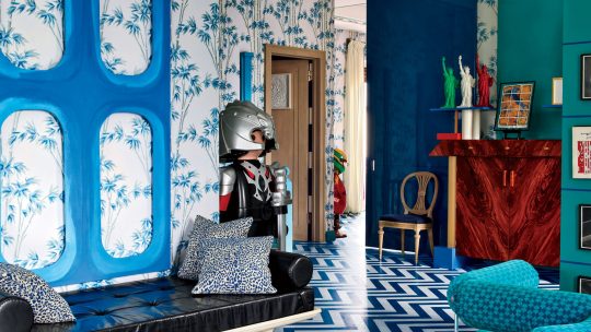 Moderne bunte Innenraumgestaltung: Ein Spiel aus Farben und Formen