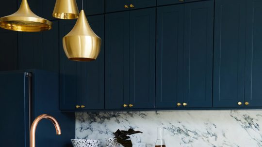 Baumstamm-Lampe: Eine naturnahe Beleuchtungslösung