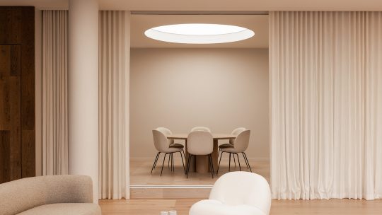 Schwarze Hängeleuchte als stilvolle Deckenbeleuchtung