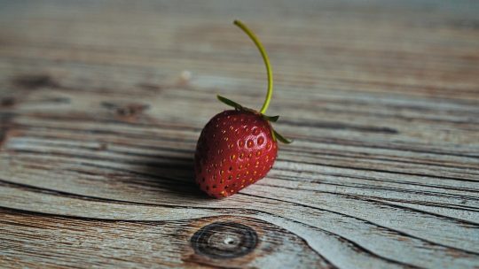 Stilvolles Tischambiente mit einer schlanken Tischlampe