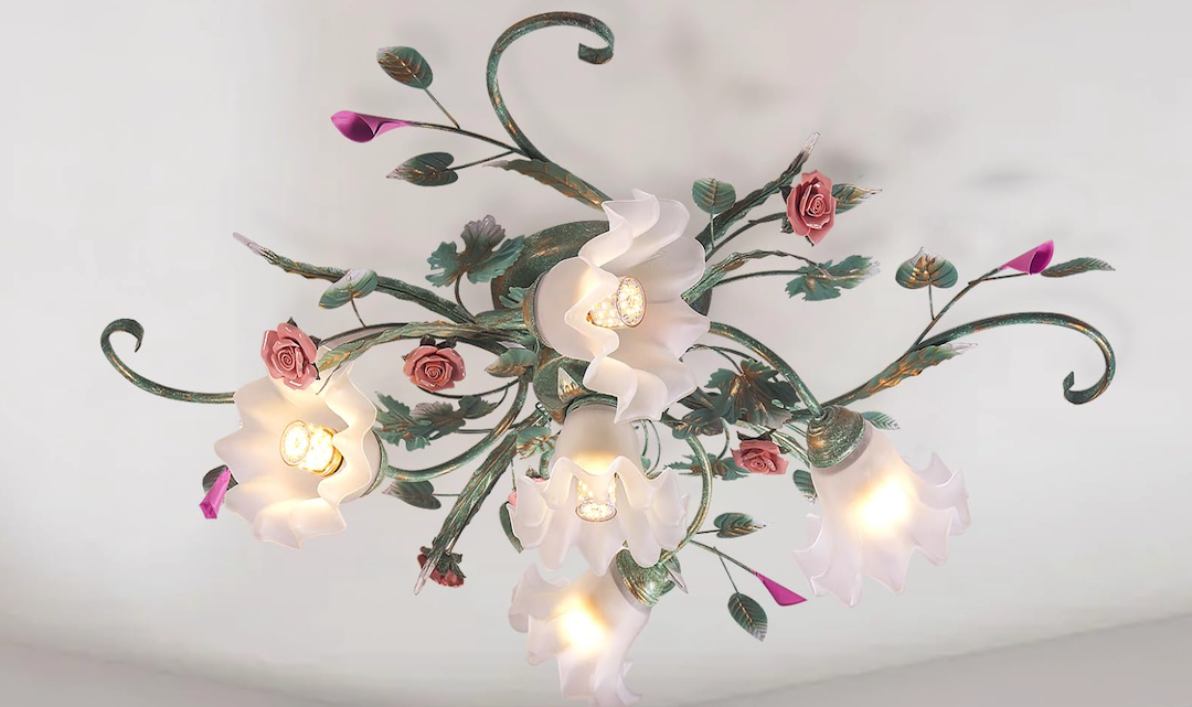 Die elegante Deckenleuchte mit Roseneisen-Glasschirm für das Wohnzimmer