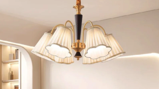 Eleganter Artikel: Französischer Blumenleuchter in Nussbaum und Messing