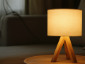 Klassische Holzstativ-Tischlampe: Ein zeitloses Beleuchtungsstück