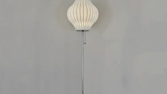 Die Eleganz von Seidenkugel-Stehlampen