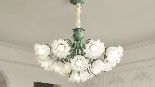 Retro Romantischer Lilien-Kronleuchter: Ein Hauch von Nostalgie