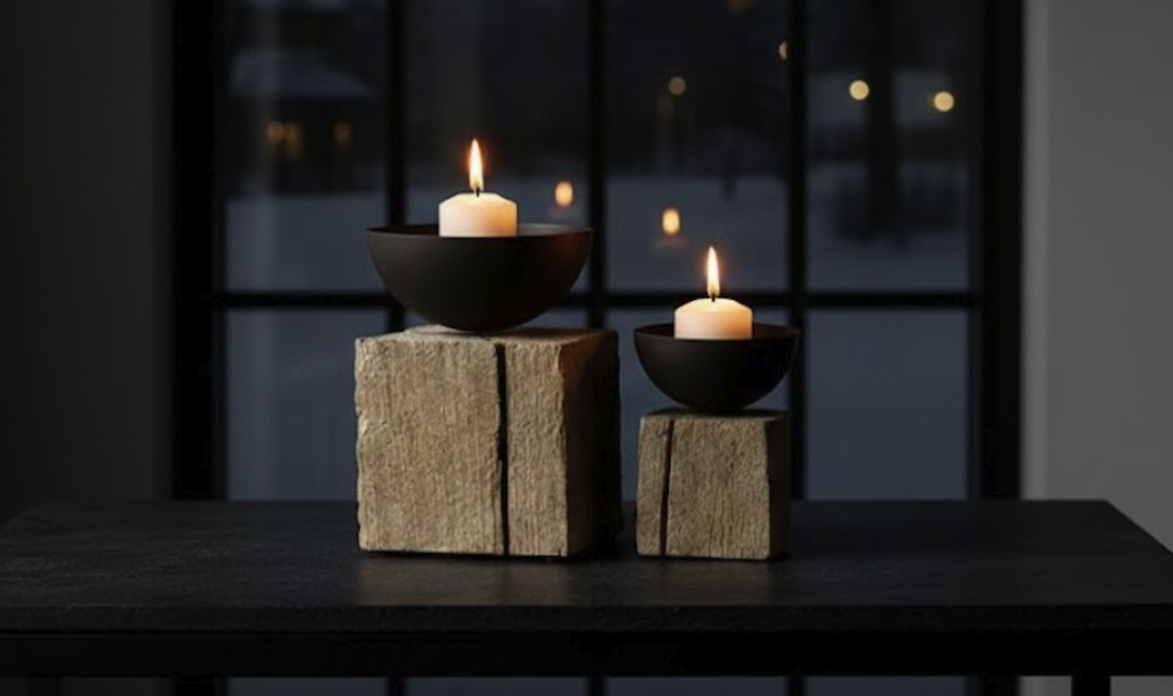 Rustikaler Eisenleuchter mit Kerzenlichtern