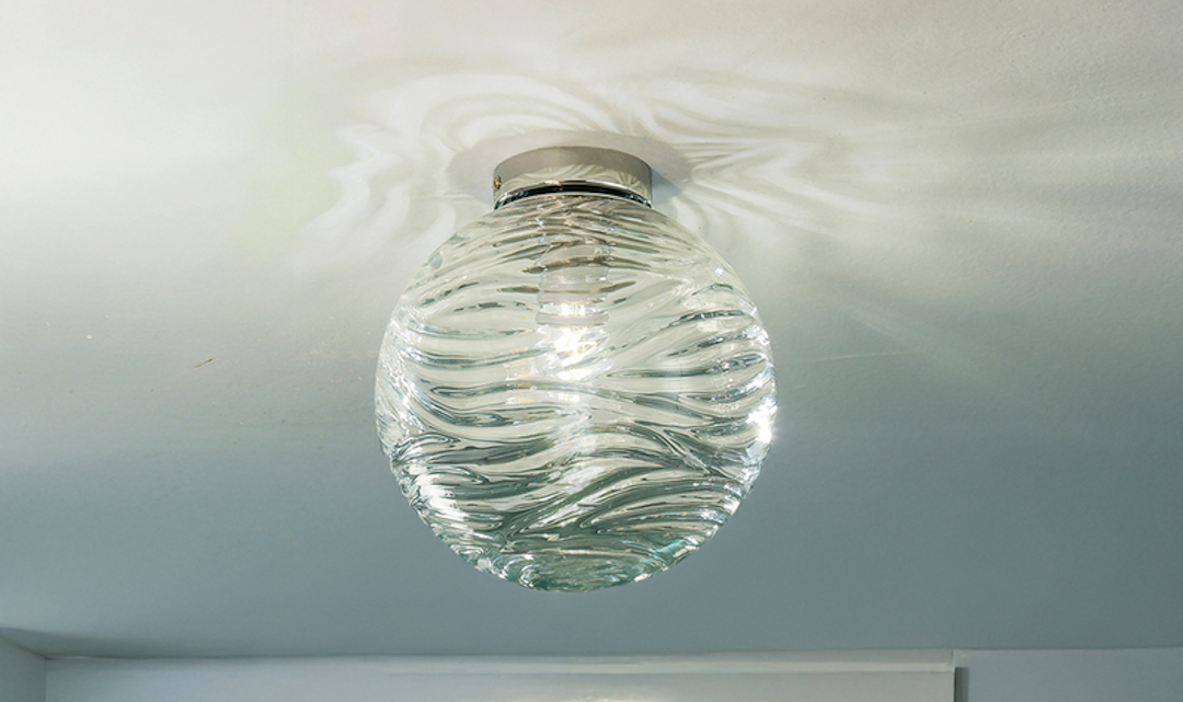 Transparente Glasdeckenbeleuchtung für luftig-minimalistisches Interieurästhetik