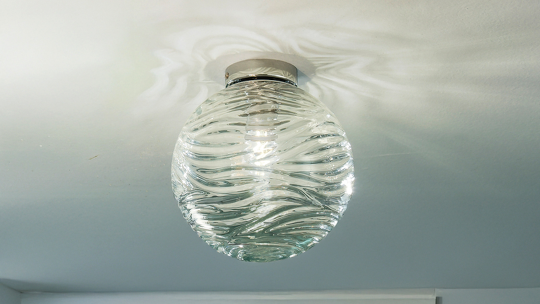 Transparente Glasdeckenbeleuchtung für luftig-minimalistisches Interieurästhetik