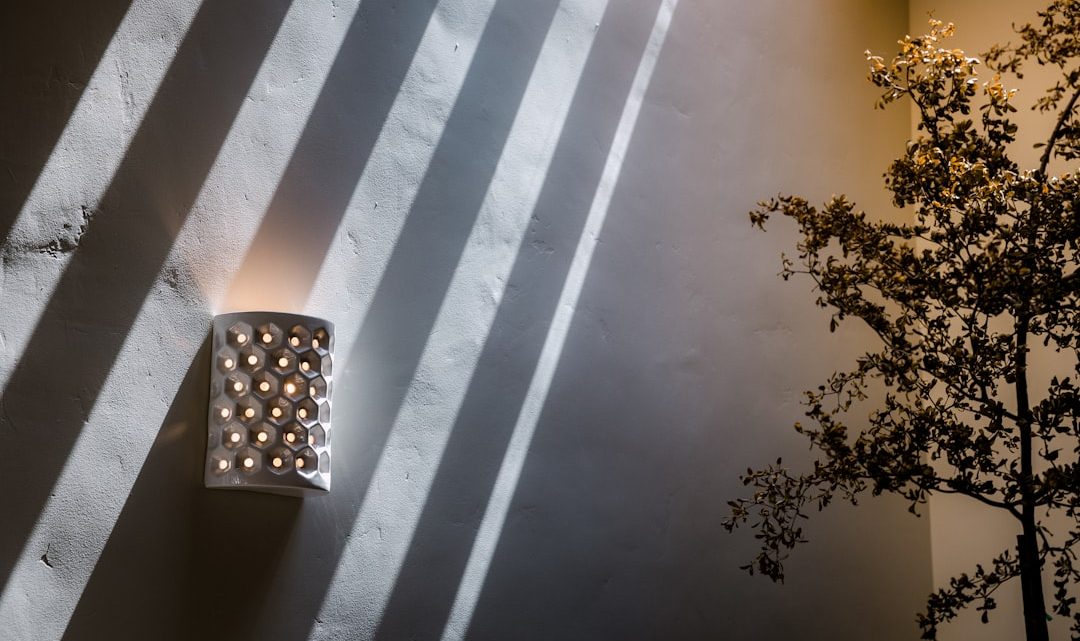 Holzsockel Wandleuchte: Skandinavisches Schlafzimmerdesign