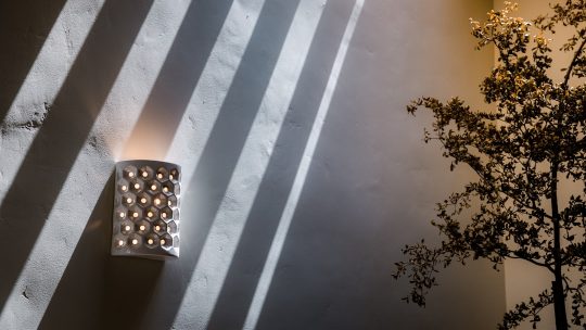 Holzsockel Wandleuchte: Skandinavisches Schlafzimmerdesign
