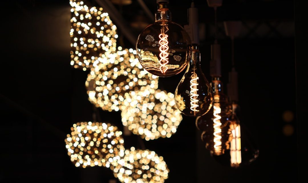 Transparente Glasdeckenbeleuchtung für luftig-minimalistisches Interieurästhetik