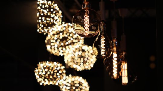 Transparente Glasdeckenbeleuchtung für luftig-minimalistisches Interieurästhetik