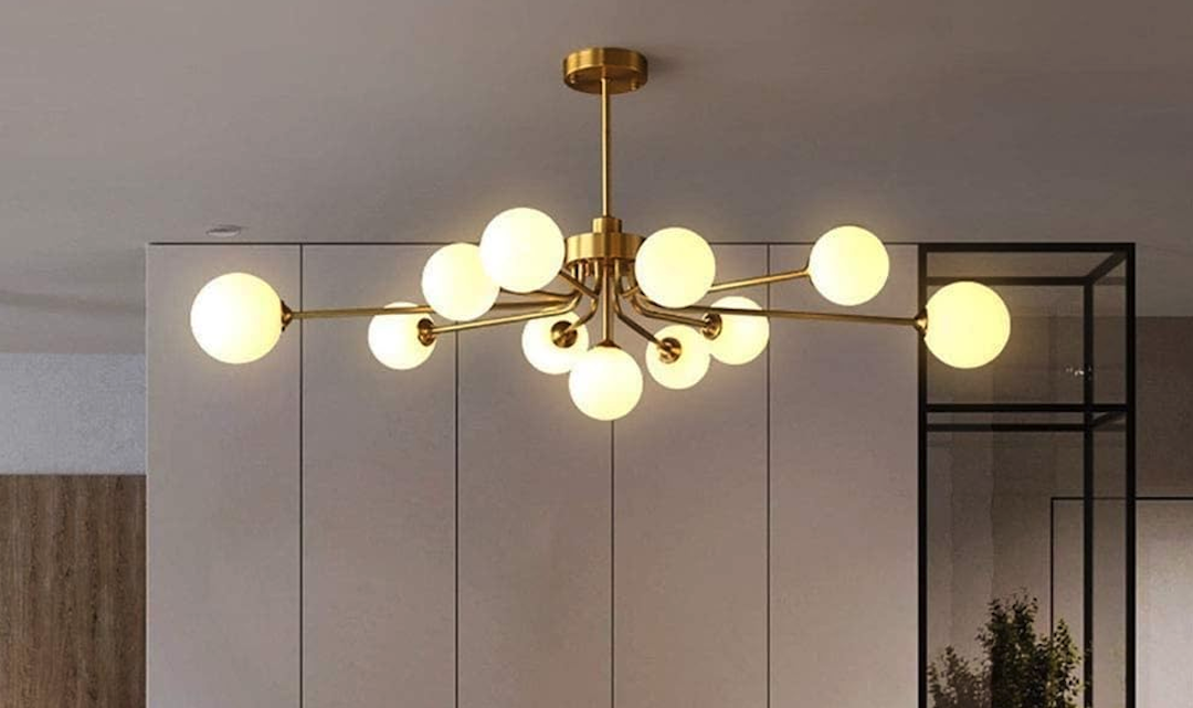 Die perfekte Beleuchtung: Gebürstete Messing-Kronleuchter für das Wohnzimmer im Mid-Century-Stil