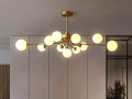 Die perfekte Beleuchtung: Gebürstete Messing-Kronleuchter für das Wohnzimmer im Mid-Century-Stil