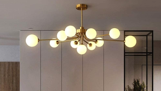 Die perfekte Beleuchtung: Gebürstete Messing-Kronleuchter für das Wohnzimmer im Mid-Century-Stil