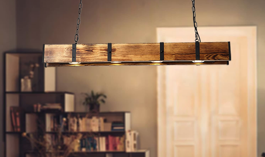 Rustikale Esszimmer-Inneneinrichtung mit Holzrahmen-Pendelleuchter
