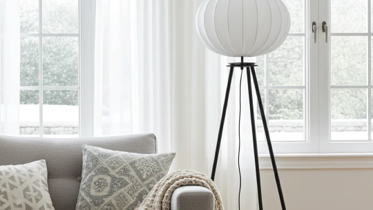 Stehlampe in Form einer Angelrute für die Ecke im Wohnzimmer