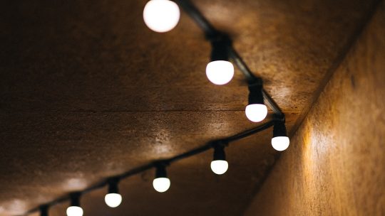 Moderne Deckenspots: Oberflächenmontierte Deckenstrahler in zeitgemäßem Stil