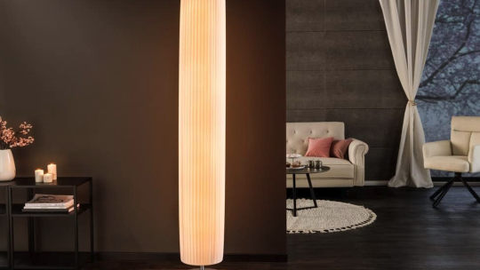 Edler warmer weißer plissierter Seiden-Stehlampe
